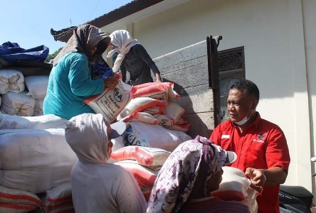 Bantuan beras dari DPC PDI Perjuangan Klungkung kepada warga Nusa Penida terdampak banjir bandang
